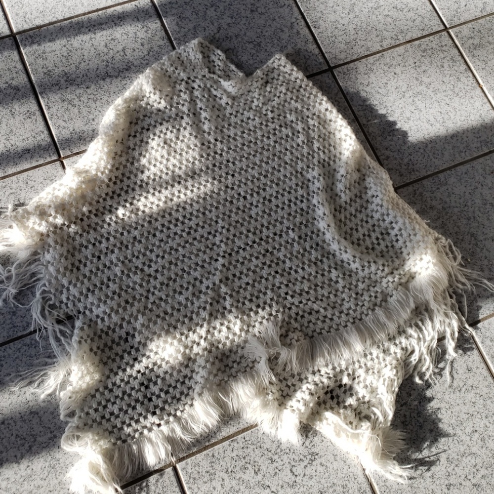 Collection 18 Poncho Fringe Knit Off White